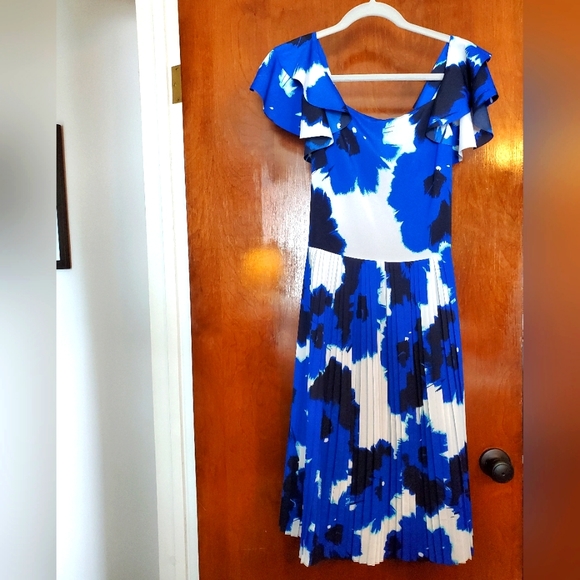 Banana Republic Dresses & Skirts - NWOT Banana Republic Pleated Floral Dress Size 4